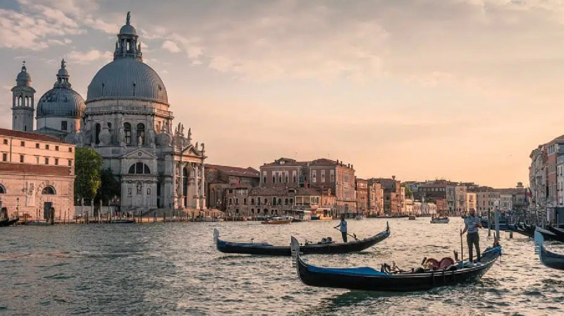 Венецияда туристер мінген гондола аударылып қалды