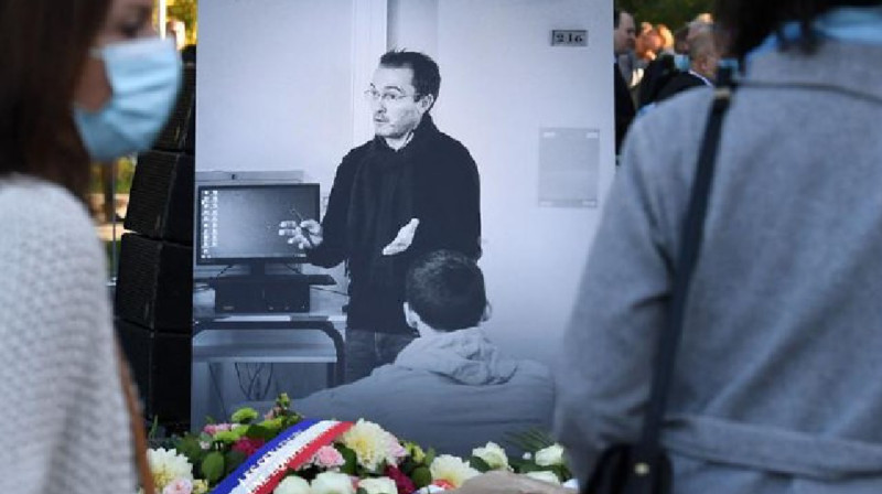 Францияда мұғалімнің басын кесіп тастаған шешенге үкім шығарылады