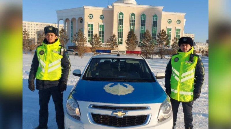 Полицейлер көлікте талмасы ұстап қалған азаматты құтқарды