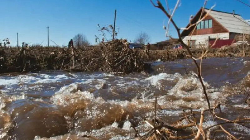Риддерде өзен тасып, үйлерді су басты