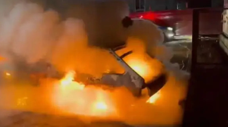 Жолда тұрған жеңіл көлік түгелімен жанып кетті