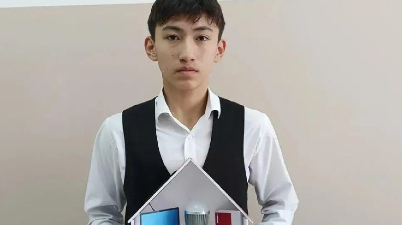 Оқушы смартфонымен күн энергиясын бақылап жүр