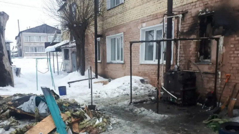«Ішінде бала да болған»: Түзеу мекемесінің қызметкері өртеніп жатқан үйден 6 адамды алып шықты