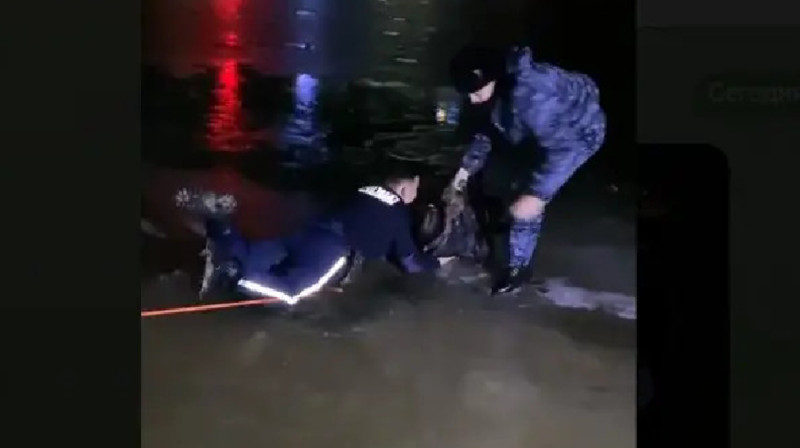 Мұз жарылып кеткен — Атыраулық полицейлер жасөспірім қызды құтқарды