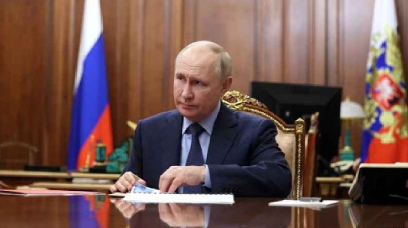 Медиазона: 2023 жылы Путин қол қойған жарлықтардың жартысы құпия