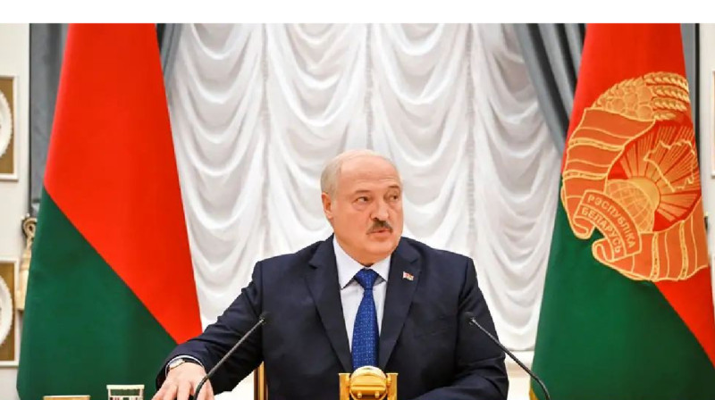 Лукашенко өзіне және отбасына өмір бойы кепілдік беру туралы заңға қол қойды