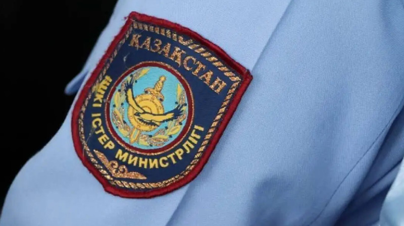 Полицей есігін іштен жауып алған мейрамханаға терезеден кірді