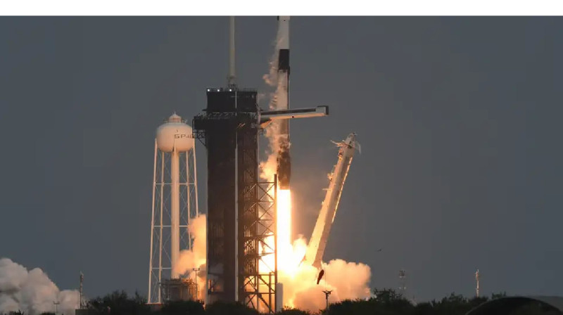 SpaceX туристерді ғарышқа ұшырды