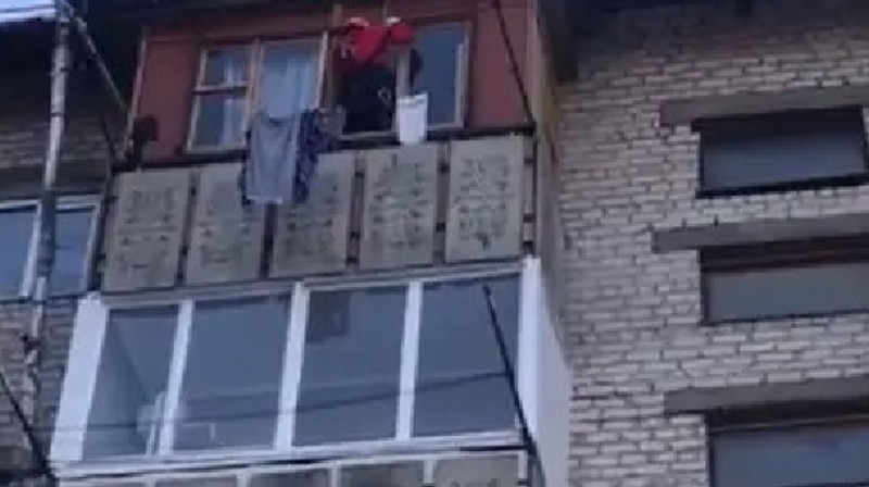 Пәтерде қамалып қалған үш жасар қыз құтқарылды