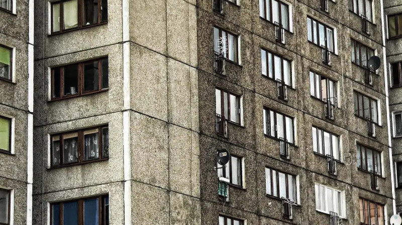 Павлодарда ер адам көпқабатты үйден құлап мерт болды