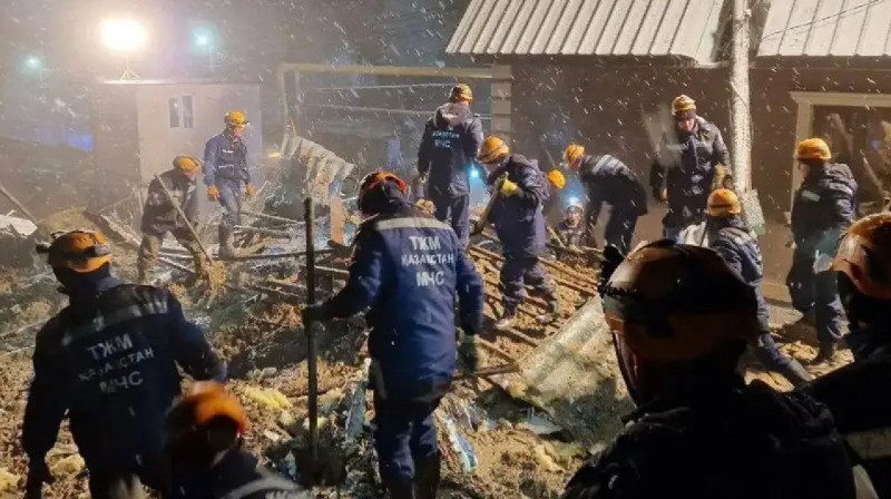 Алматыдағы лай көшкіні: 17 жастағы егіздер үйінді астында қалған