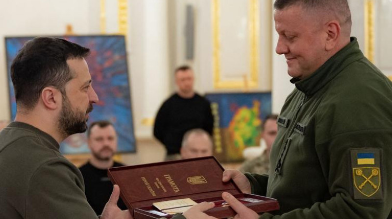 Зеленский Залужныйға Украина Батыры атағын берді