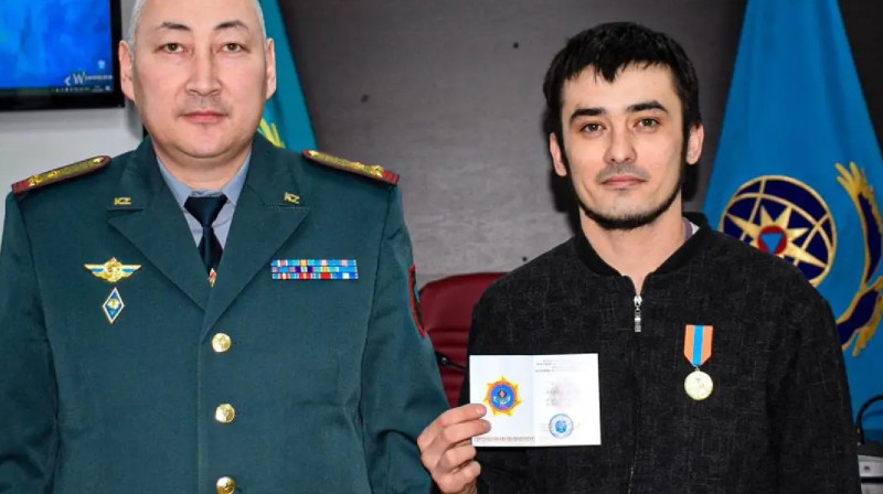 Бүгінгінің батыры: Мұзға құлаған баланы құтқарған адам марапатталды