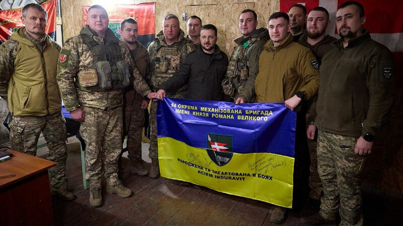 Владимир Зеленский Купянскіні қорғап жатқан украин әскерлеріне барды