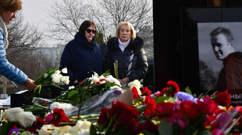 Навальныйдың бейітіне халық гүл шоқтарын әлі де әкеліп жатыр