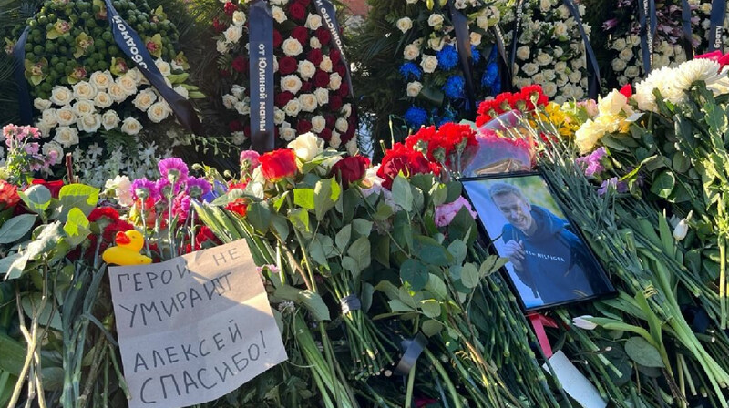 Мыңдаған адам үшінші күннен бері Навальныйдың бейітіне гүл шоқтарын әкеліп жатыр
