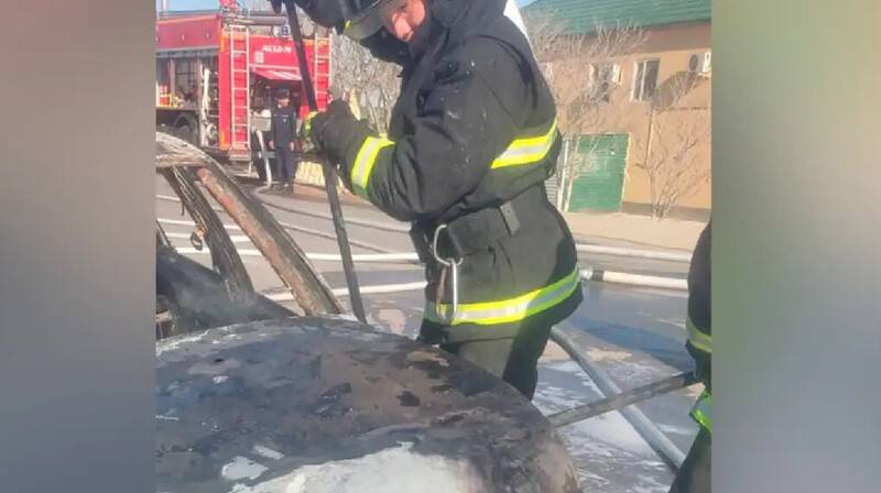 Ақтауда көлік өртеніп, жүргізушісінің қолы күйіп қалды