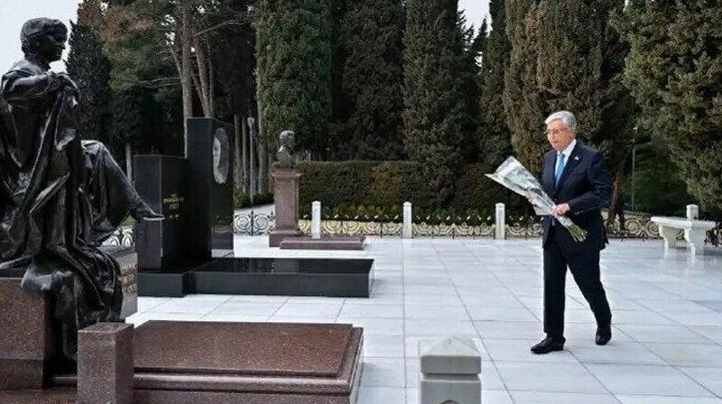Қазақстан Президенті Гейдар Әлиевтің бейітіне гүл шоғын қойды