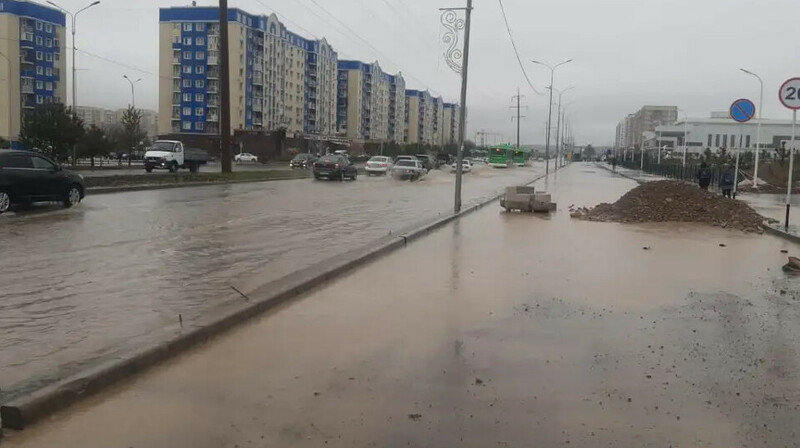 Шымкентте көшені су басып үйлерге кірді
