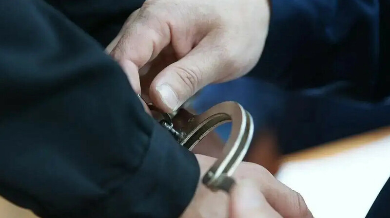 ШҚО: Үйі өртенгенде әкімдікке келіп боқтаған адам 15 күнге қамалды