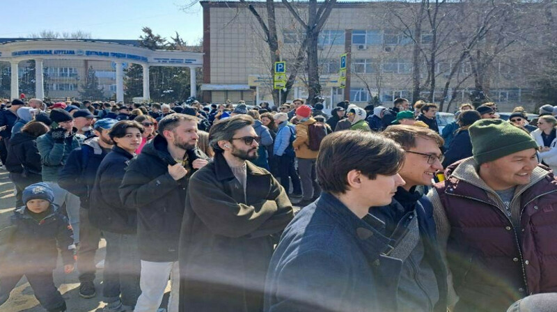 Шетелдік БАҚ: Алматыда 4 мыңға жуық ресейлік дауыс беруге кезекте тұрды