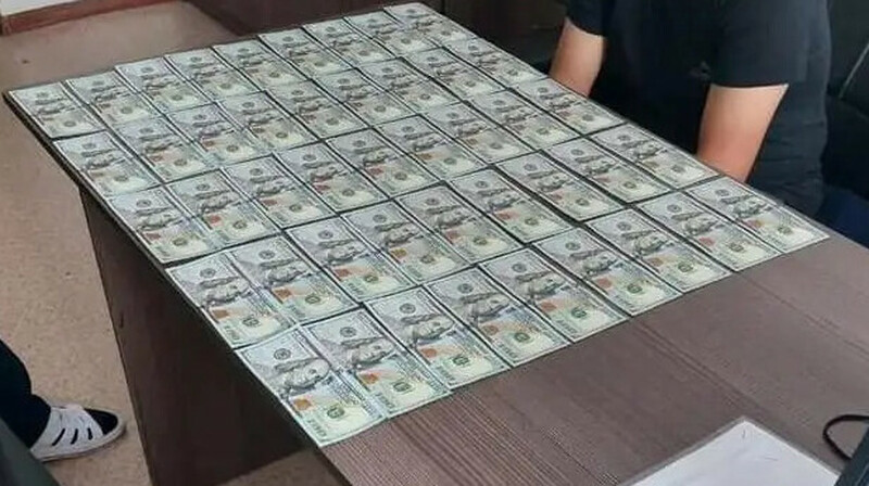 Автотұрақта тұрған көліктен 17 мың доллар ұрланған
