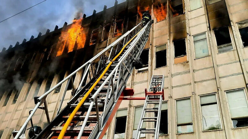 Харьковқа шабуыл нәтижесінде ғимараттар қирап, үш адам қаза тапты