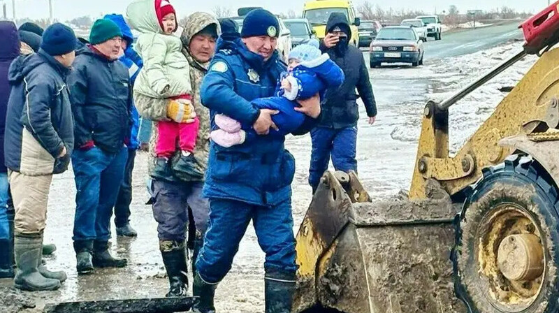 БҚО: 18 жолды тасқын су шайып кетті