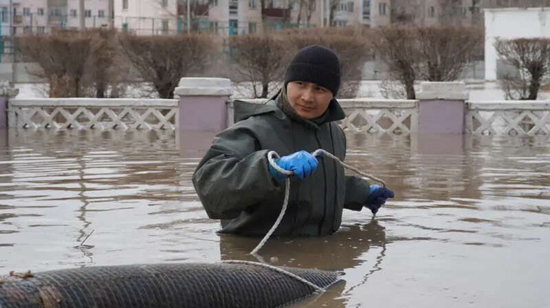 Көкшетауда төтенше жағдай: Құтқарушылар көпқабатты үйлердің арасында қайықпен жүр