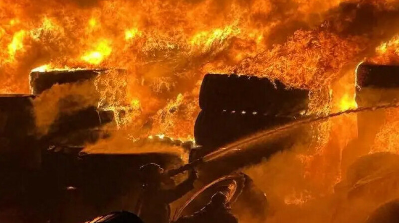 Астанада қойма өртеніп жатыр