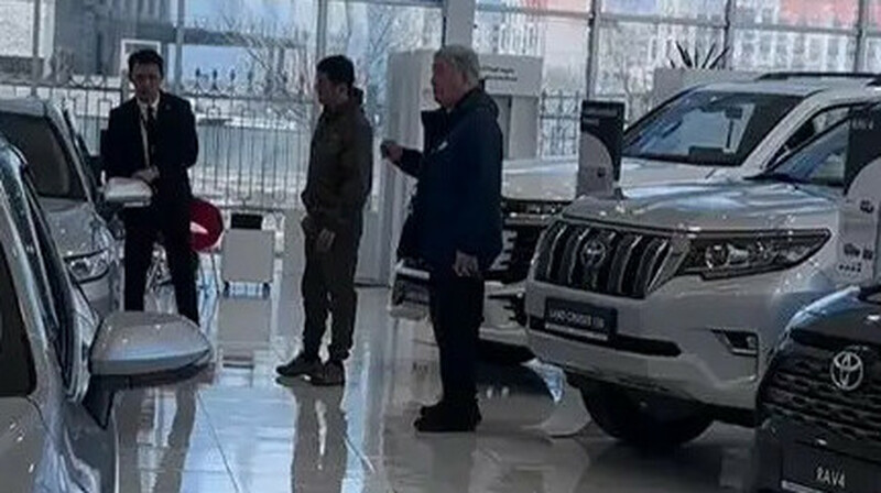 Атырауда тасқын кезінде автосалонда жүрген шенеуніктің басы дауға қалды