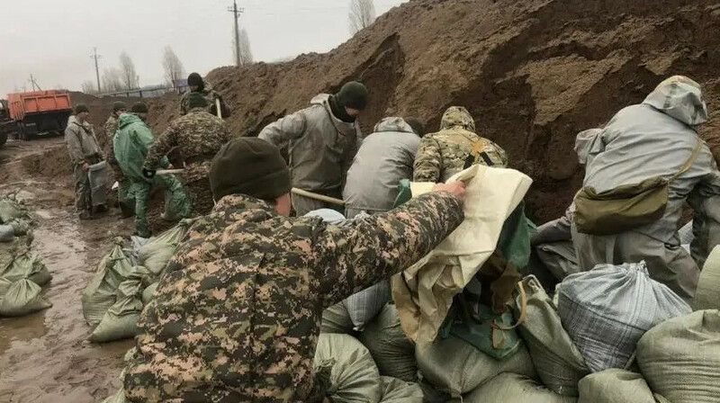 Үш мыңнан астам әскери қызметші су тасқынымен күресуде