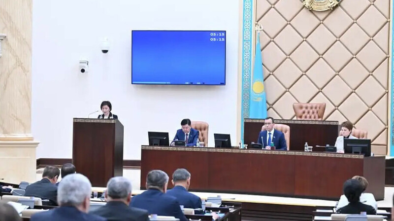 Сенат баланы қоғамдық көліктен мәжбүрлеп түсіруге тыйым салатын заңды мақұлдады