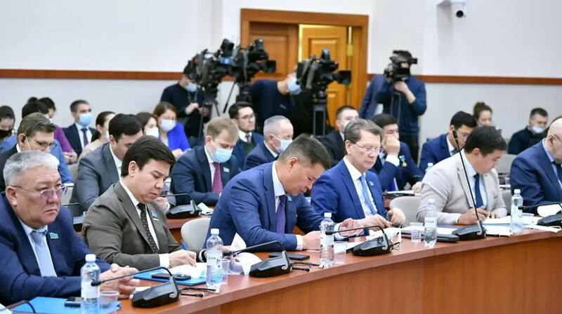Депутаттар Өнеркәсіп министрін сынға алды