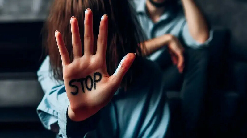Алматыда қызды пышақпен қорқытып зорлаған бар күзетшісі сотталды