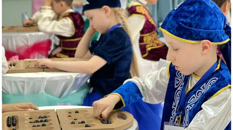 Түркия бүлдіршіндері балабақшада қазақтың ұлттық ойынын ойнайды