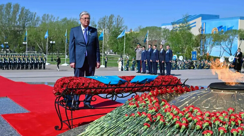 Қасым-Жомарт Тоқаев «Отан Ана» монументіне гүл шоғын қойды