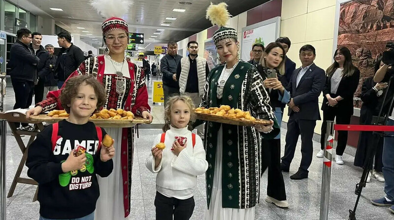 Маңғыстау өңіріне Татарстаннан келген алғашқы рейстен 100-ге жуық турист түсті