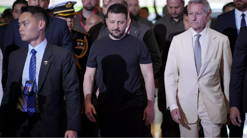 Зеленский Сингапурда АҚШ қорғаныс министрлігінің басшысымен кездесті
