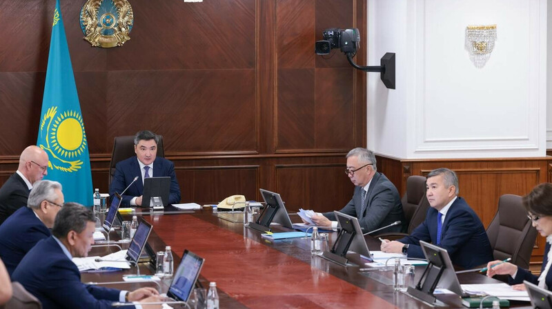 Олжас Бектенов әкімдіктерді сынға алды