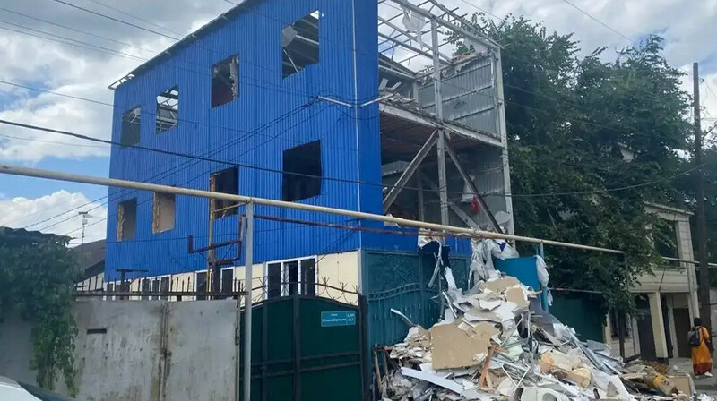 Алматыда үш қабатты ғимарат бұзылып жатыр