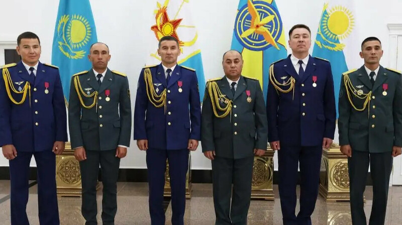 Су тасқынымен күрес жұмыстарын атқарған әскери қызметшілер марапатталды