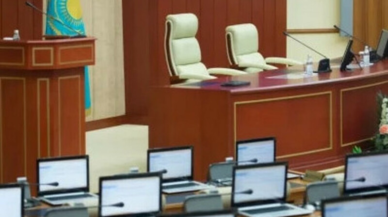 Депутаттар демалысқа кетті