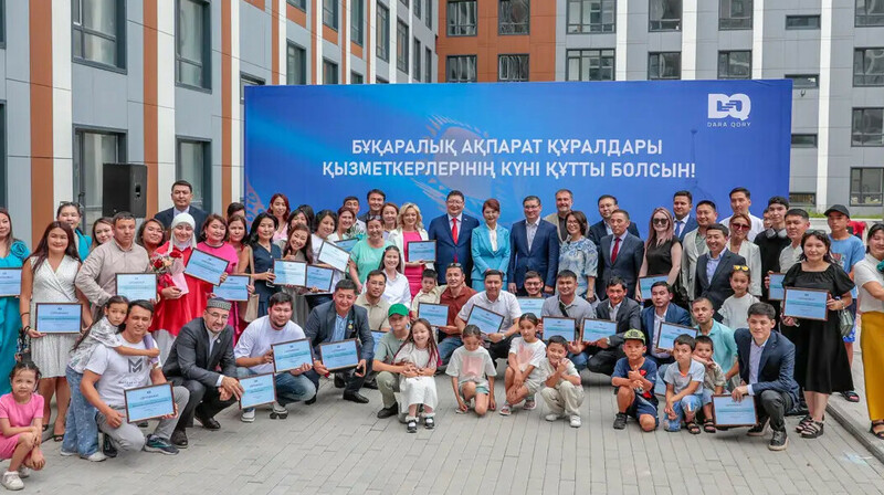Қазақстандық БАҚ қызметкерлері Президент атынан пәтер алды
