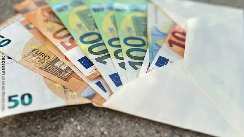 Көшеден 16 400 еуро тауып алып, иесіне қайтарып берген