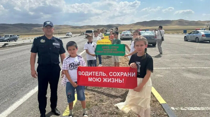 Жамбыл облысында қиын жағдайға тап болған балалар көлік жүргізушілеріне хат жазды