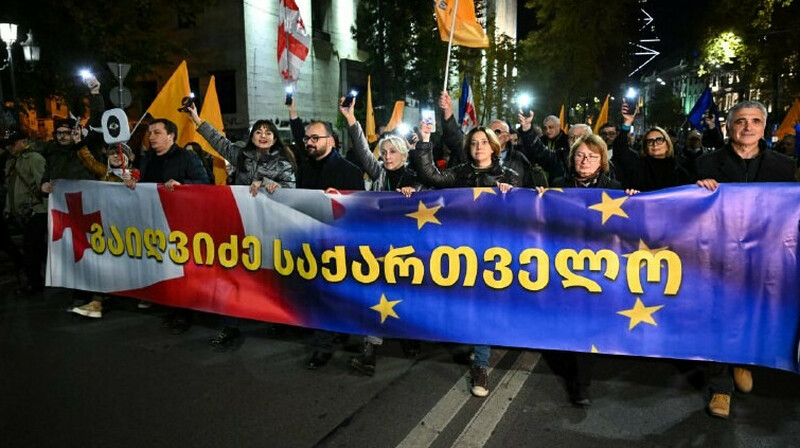 Тбилиси орталығында наразылық білдірушілер баррикадалар құра бастады