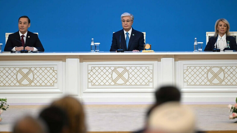 «Осы тілде сөйле деп мәжбүрлемеу керек»: Президент арандатушыларды айыптады