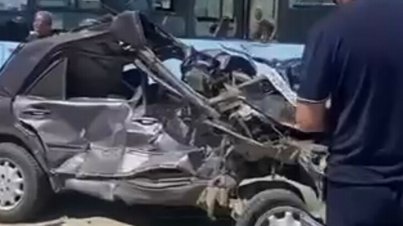 Таразда көлік автобус пен жүк пойызының арасында қысылып қалған
