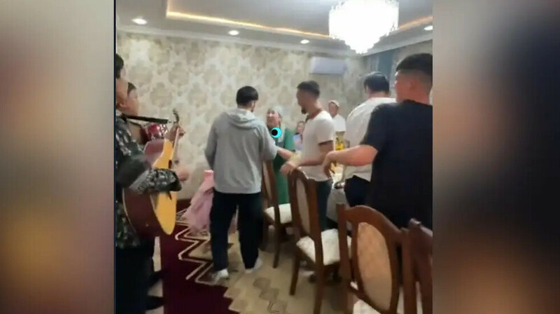 “Несиесін жапты, әкесін емдетті”: Кореяға жұмысқа кеткен қазақ жігіті 7 жылдан кейін анасымен қауышты
